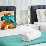 Luxury Four Bed House - Parking - Garden - Netflix 802W