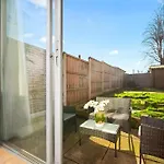 Luxury Four Bed House - Parking - Garden - Netflix 802W