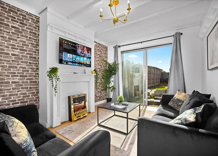 Luxury Four Bed House - Parking - Garden - Netflix 802W