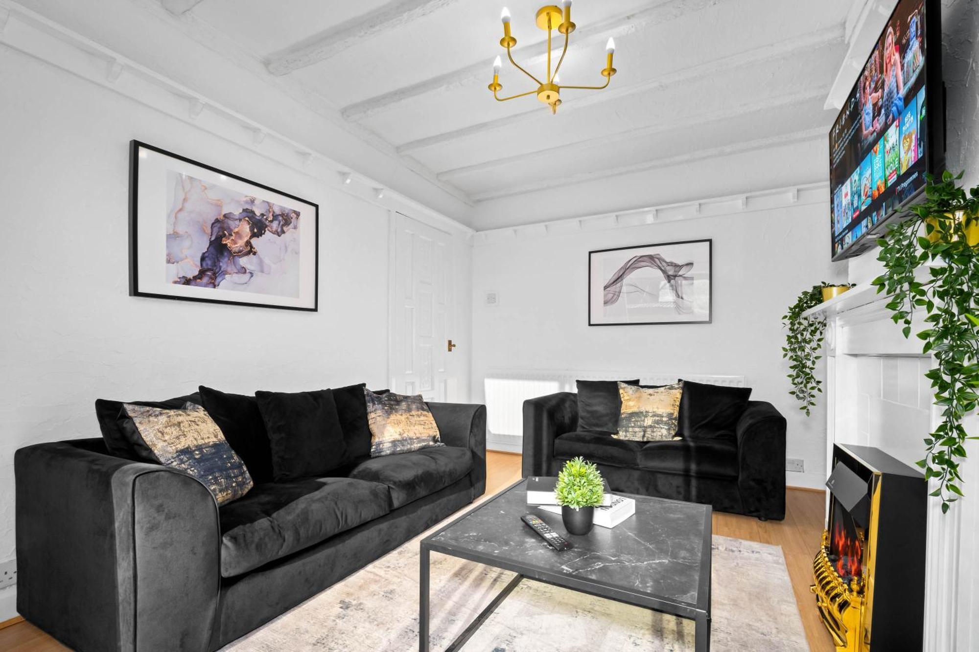 Luxury Four Bed House - Parking - Garden - Netflix 802w