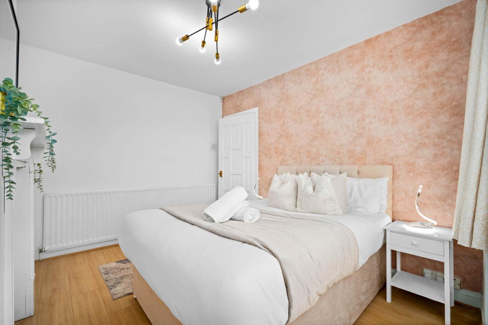 Holiday home Luxury Four Bed House - Parking - Garden - Netflix 802w