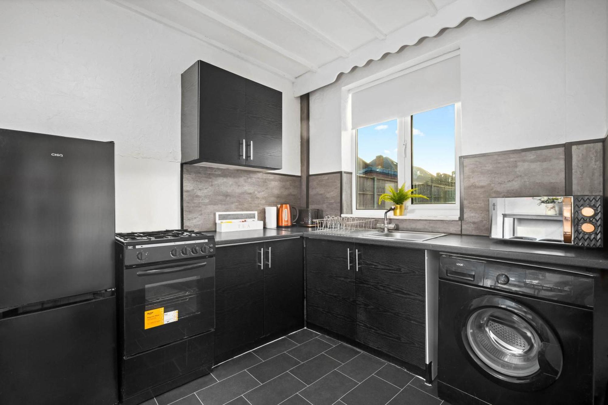 Luxury Four Bed House - Parking - Garden - Netflix 802w