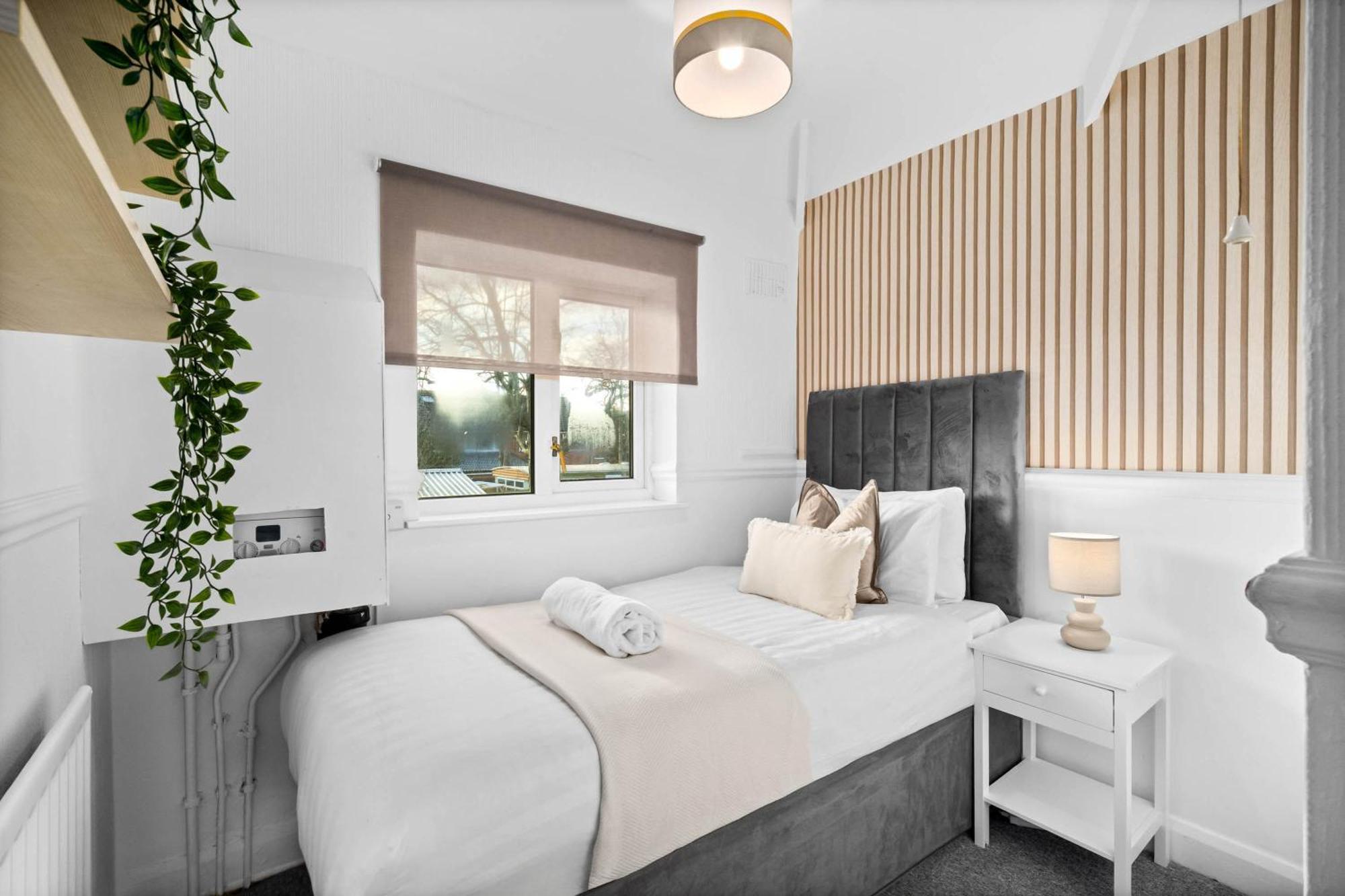 Luxury Four Bed House - Parking - Garden - Netflix 802w Holiday home *